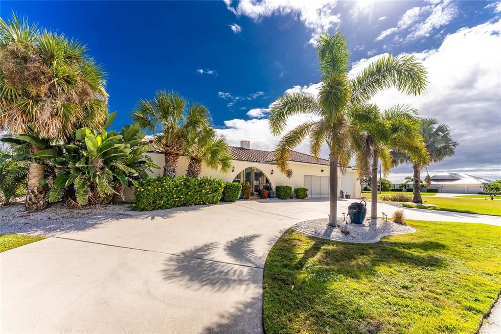 For Sale: $729,000 (2 beds, 2 baths, 2366 Square Feet)