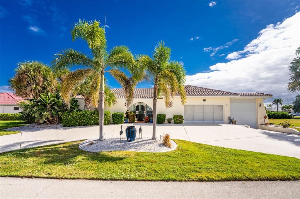 For Sale: $729,000 (2 beds, 2 baths, 2366 Square Feet)