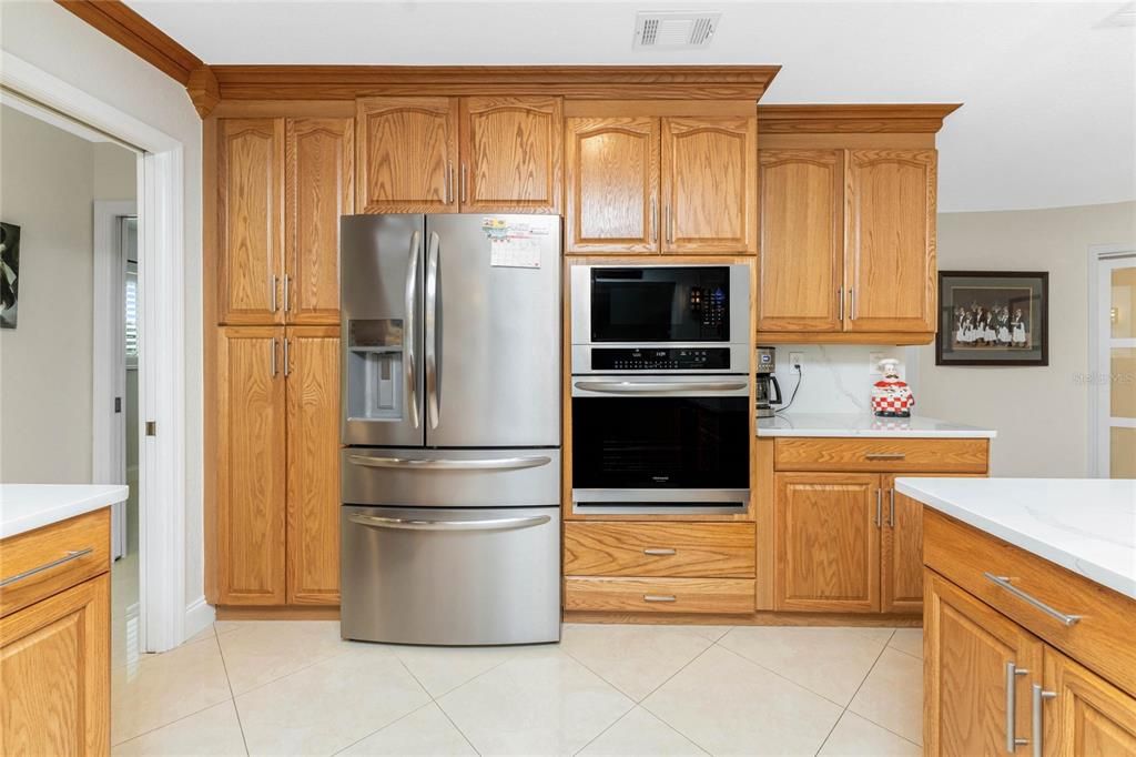 For Sale: $729,000 (2 beds, 2 baths, 2366 Square Feet)