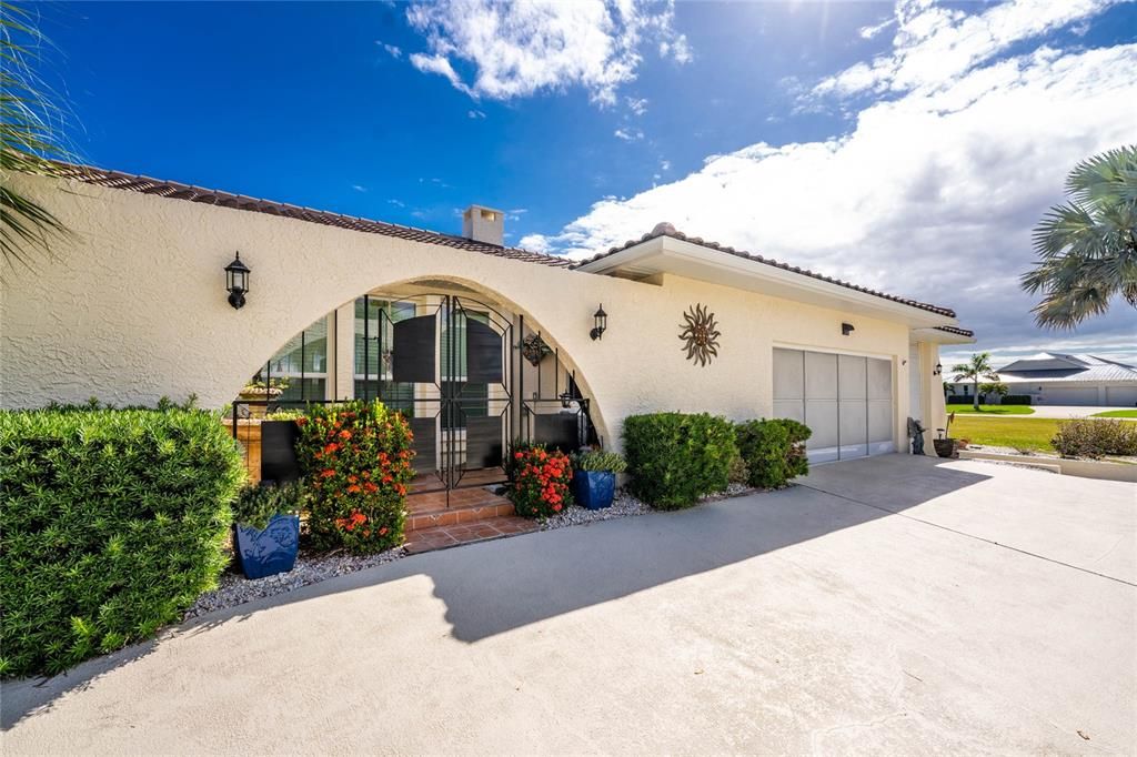 For Sale: $729,000 (2 beds, 2 baths, 2366 Square Feet)