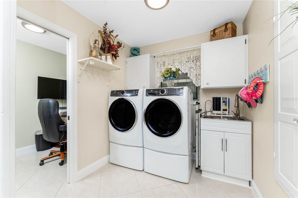 For Sale: $729,000 (2 beds, 2 baths, 2366 Square Feet)