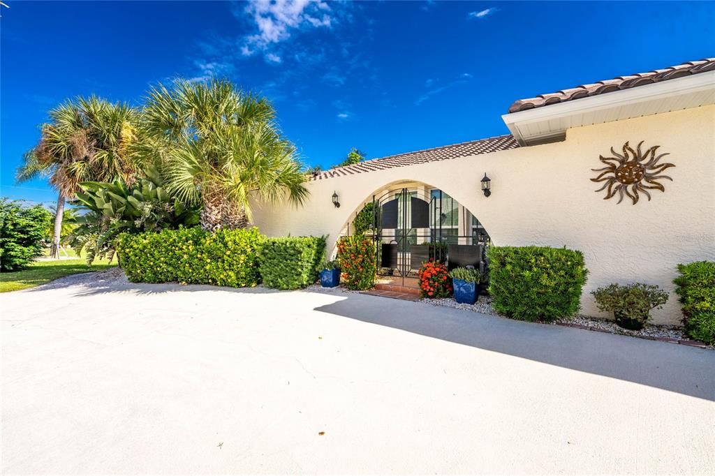 For Sale: $729,000 (2 beds, 2 baths, 2366 Square Feet)