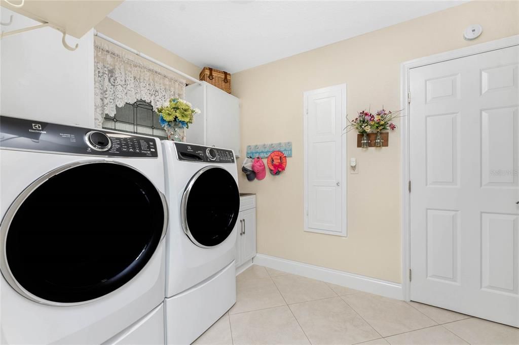 For Sale: $729,000 (2 beds, 2 baths, 2366 Square Feet)