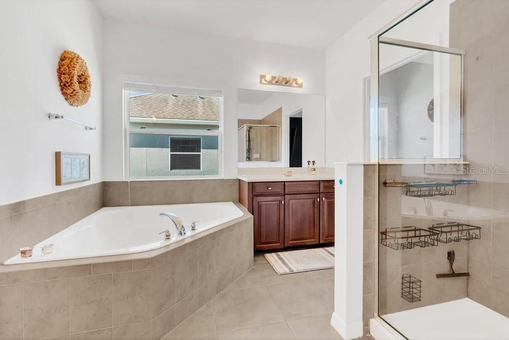 For Sale: $925,000 (6 beds, 4 baths, 4204 Square Feet)