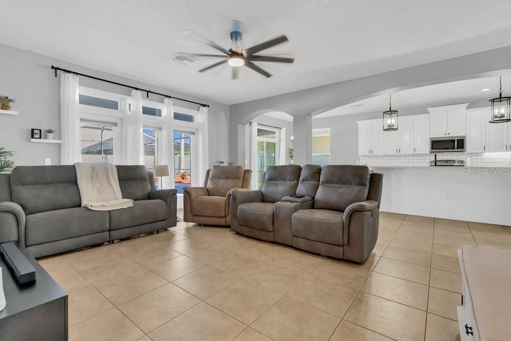 For Sale: $925,000 (6 beds, 4 baths, 4204 Square Feet)