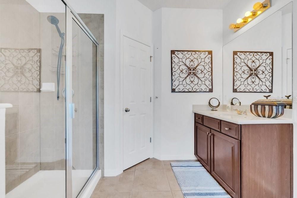 For Sale: $925,000 (6 beds, 4 baths, 4204 Square Feet)