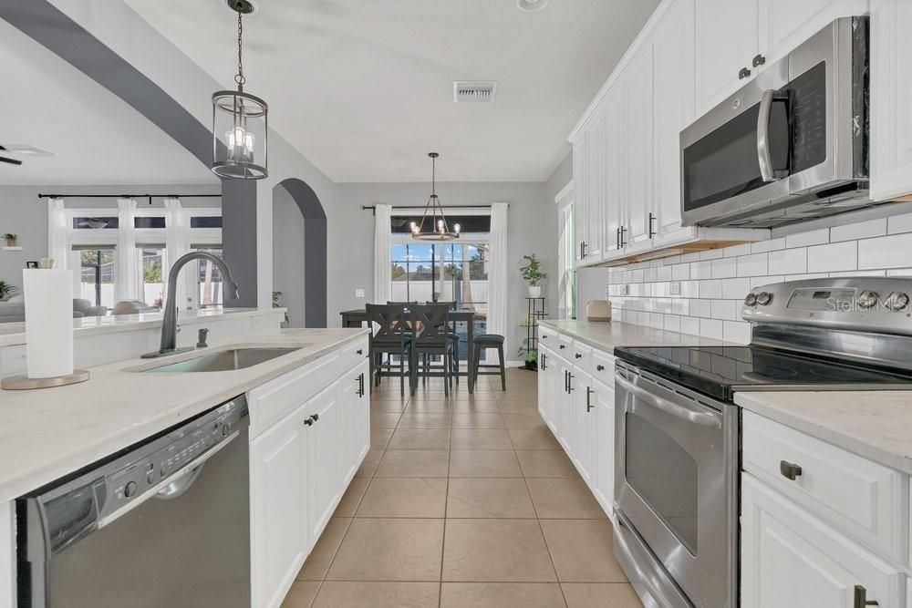 For Sale: $925,000 (6 beds, 4 baths, 4204 Square Feet)