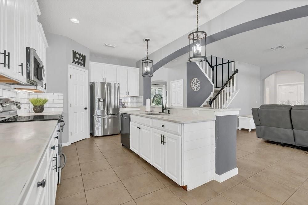 For Sale: $925,000 (6 beds, 4 baths, 4204 Square Feet)