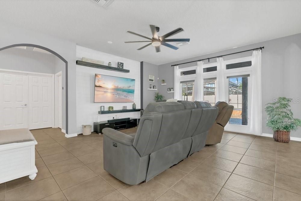 For Sale: $925,000 (6 beds, 4 baths, 4204 Square Feet)