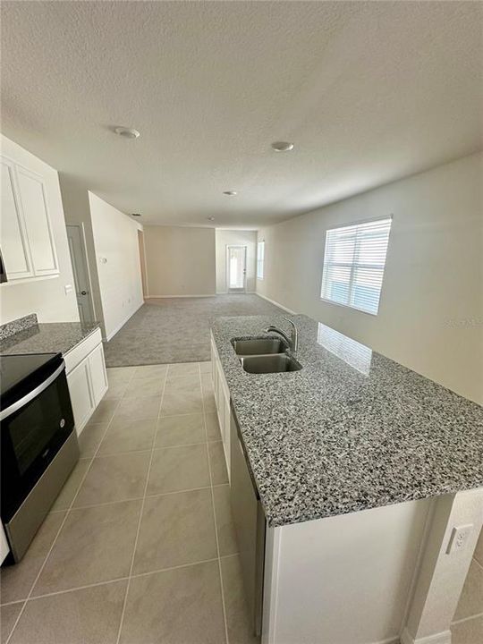 待售: $276,000 (4 贝兹, 2 浴室, 1618 平方英尺)