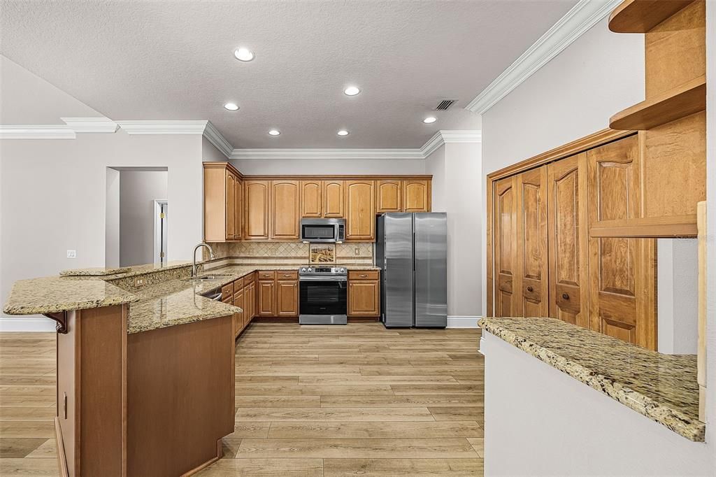 En Venta: $589,999 (4 camas, 3 baños, 2721 Pies cuadrados)