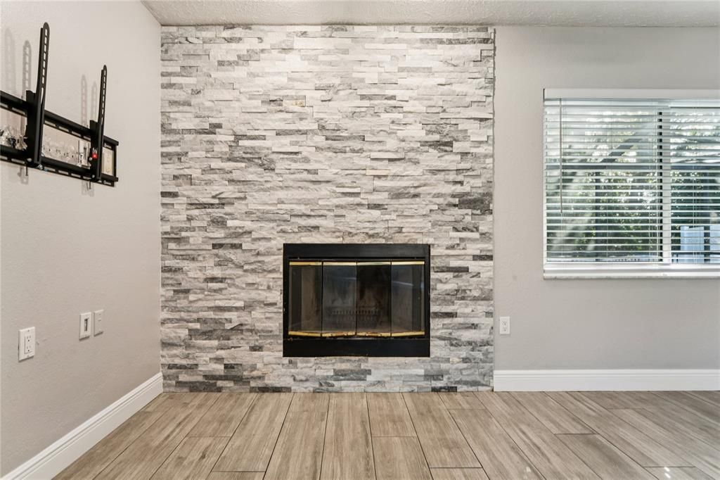 For Sale: $360,000 (3 beds, 2 baths, 1593 Square Feet)