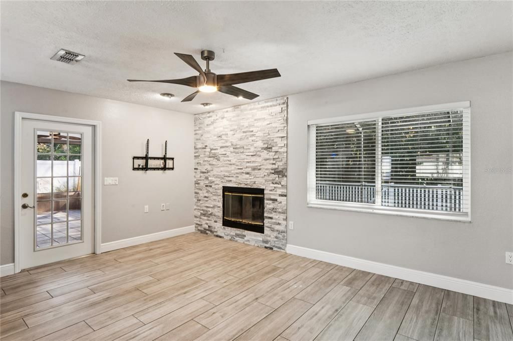 For Sale: $360,000 (3 beds, 2 baths, 1593 Square Feet)