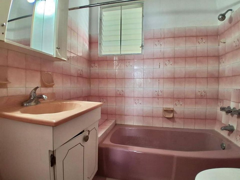 Active With Contract: $160,000 (3 beds, 2 baths, 1427 Square Feet)