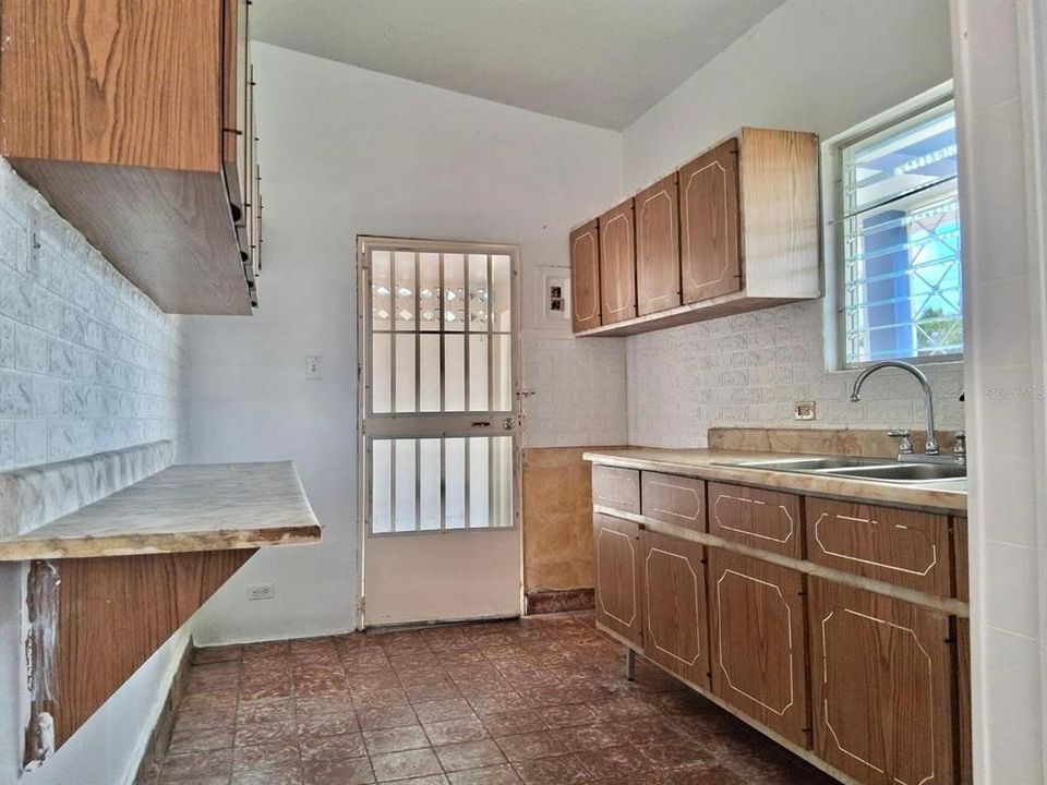 Active With Contract: $160,000 (3 beds, 2 baths, 1427 Square Feet)