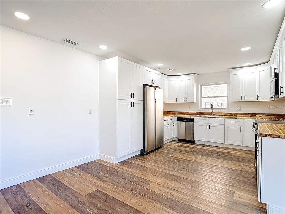 На продажу: $375,000 (2 спален, 2 ванн, 1188 Квадратных фут)