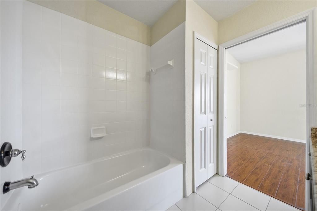 待售: $276,000 (2 贝兹, 2 浴室, 1350 平方英尺)