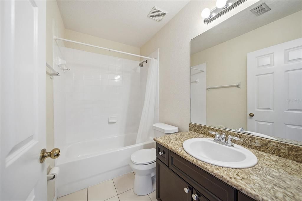 待售: $276,000 (2 贝兹, 2 浴室, 1350 平方英尺)