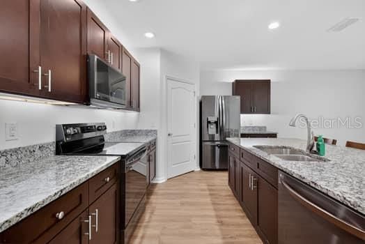 待售: $372,500 (4 贝兹, 2 浴室, 1867 平方英尺)