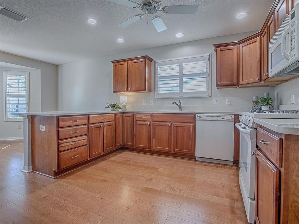 На продажу: $409,900 (3 спален, 2 ванн, 1861 Квадратных фут)