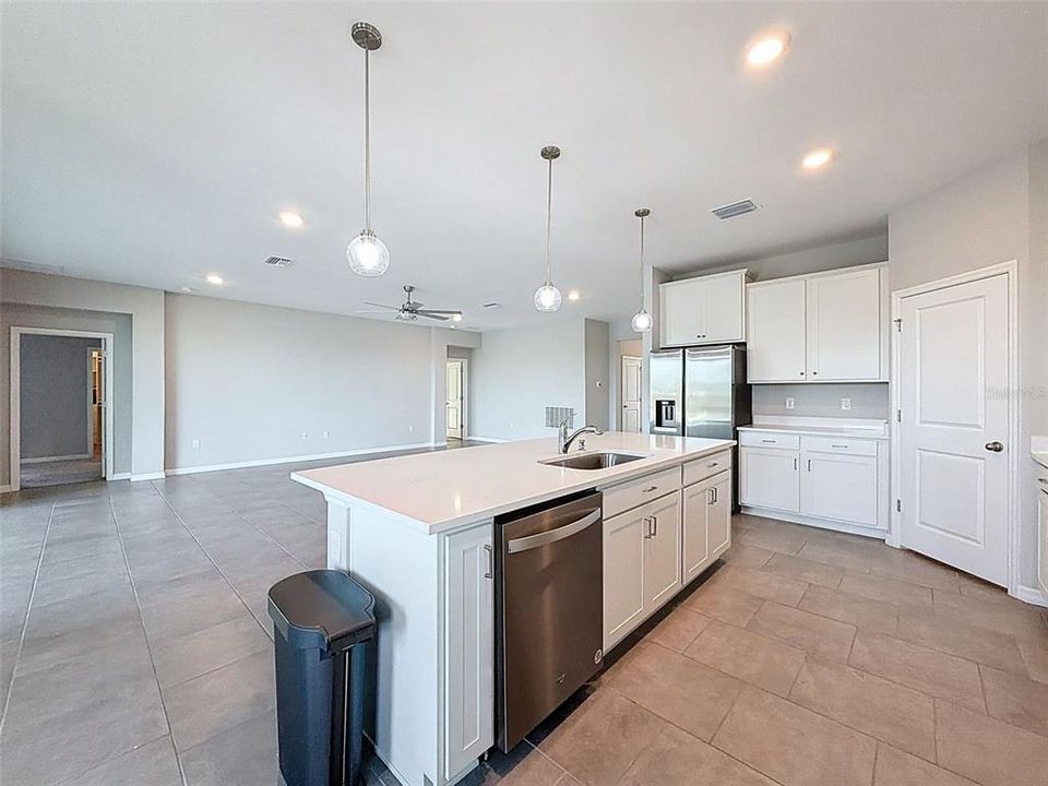 待售: $549,900 (4 贝兹, 3 浴室, 2528 平方英尺)