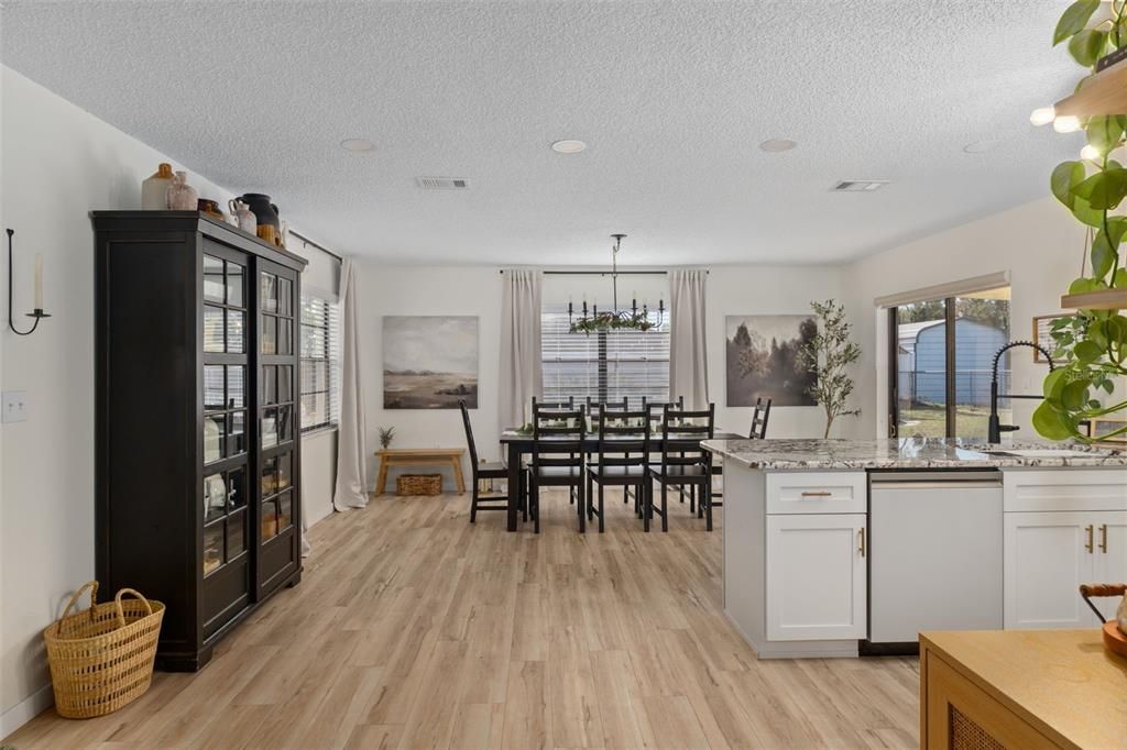 For Sale: $265,000 (2 beds, 2 baths, 1274 Square Feet)