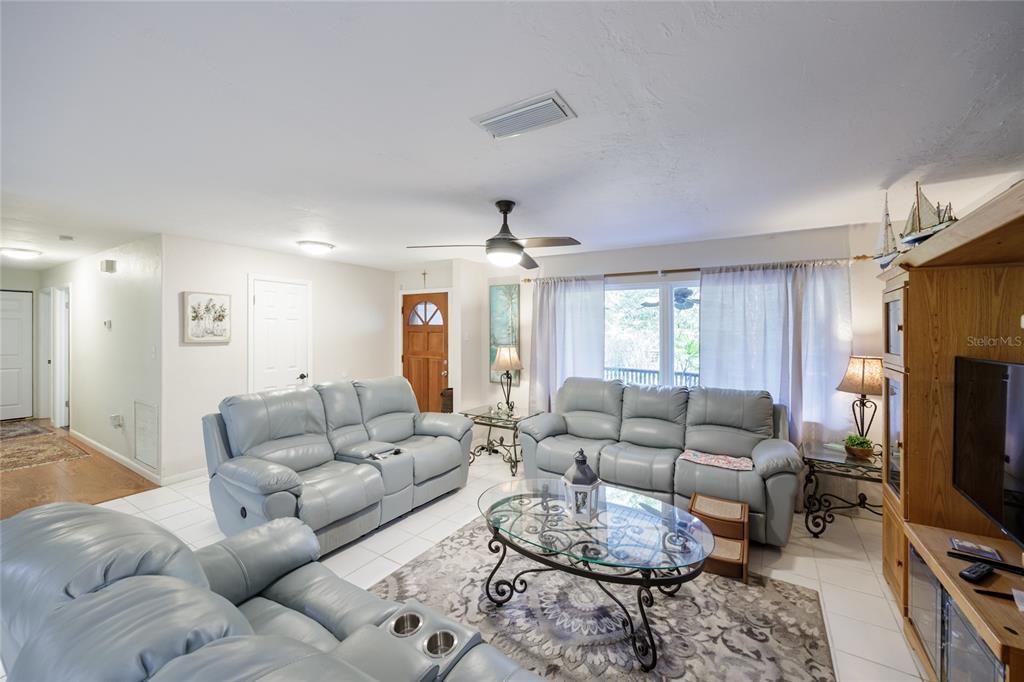 For Sale: $374,000 (4 beds, 2 baths, 1570 Square Feet)