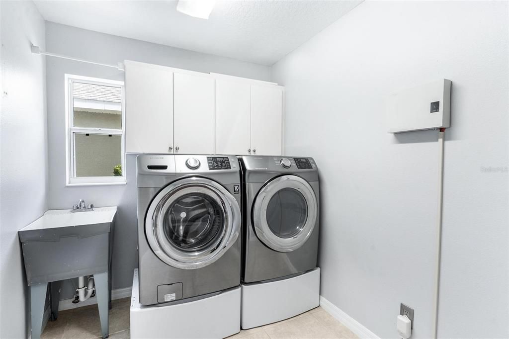 En Venta: $735,000 (3 camas, 2 baños, 2225 Pies cuadrados)