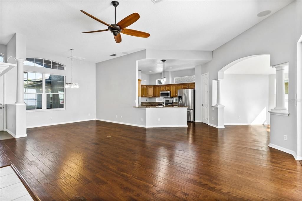 En Venta: $735,000 (3 camas, 2 baños, 2225 Pies cuadrados)