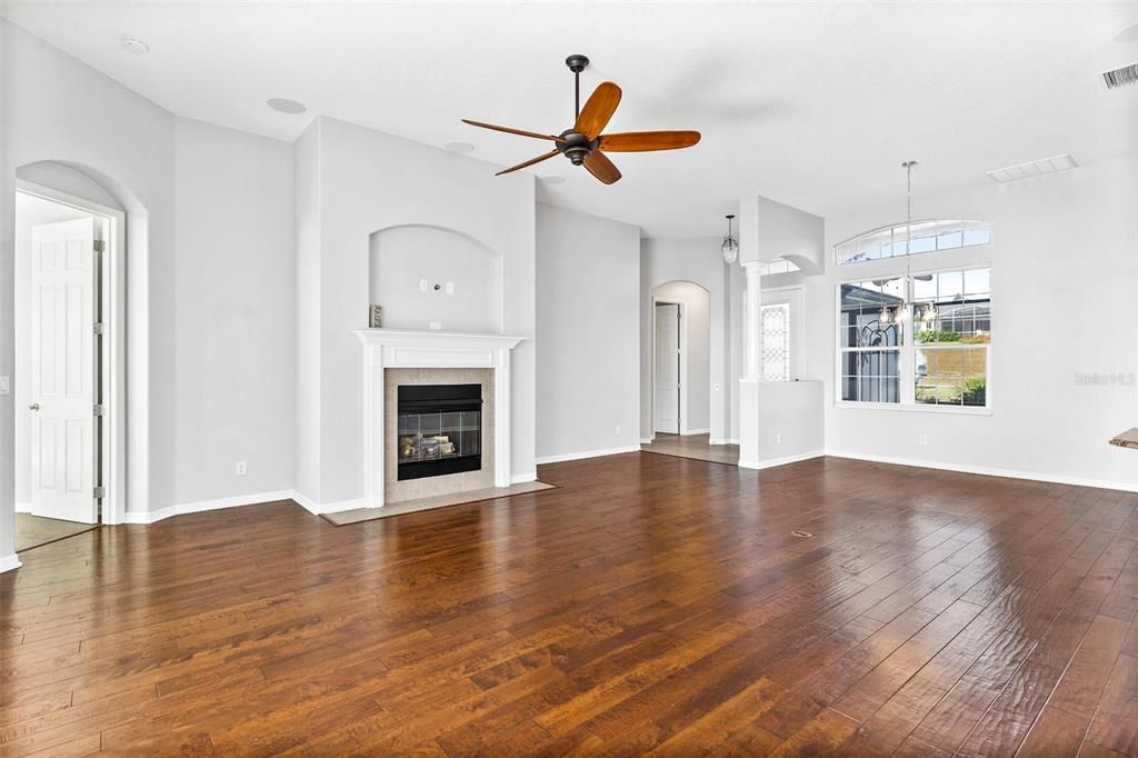 En Venta: $735,000 (3 camas, 2 baños, 2225 Pies cuadrados)