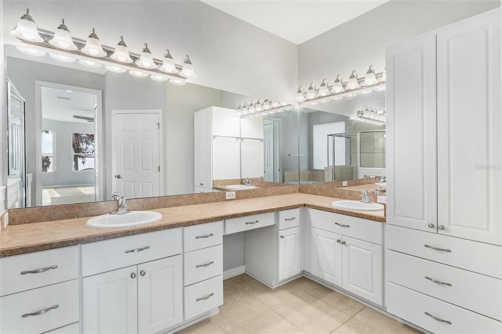 En Venta: $735,000 (3 camas, 2 baños, 2225 Pies cuadrados)