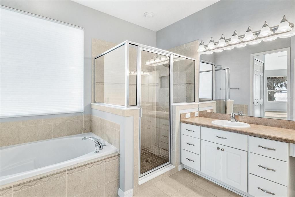 En Venta: $735,000 (3 camas, 2 baños, 2225 Pies cuadrados)