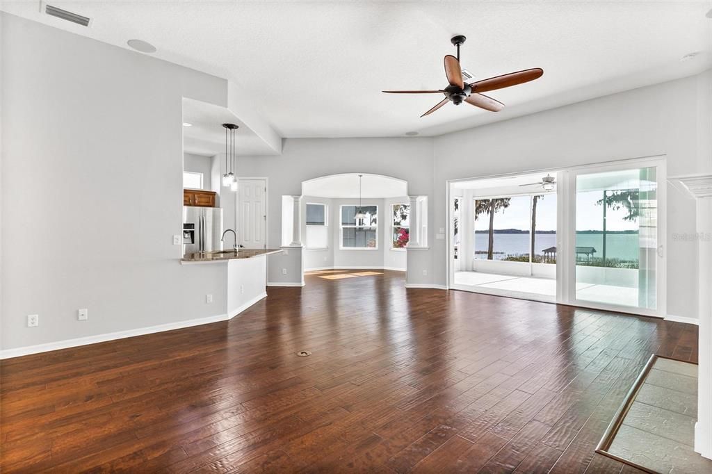 En Venta: $735,000 (3 camas, 2 baños, 2225 Pies cuadrados)