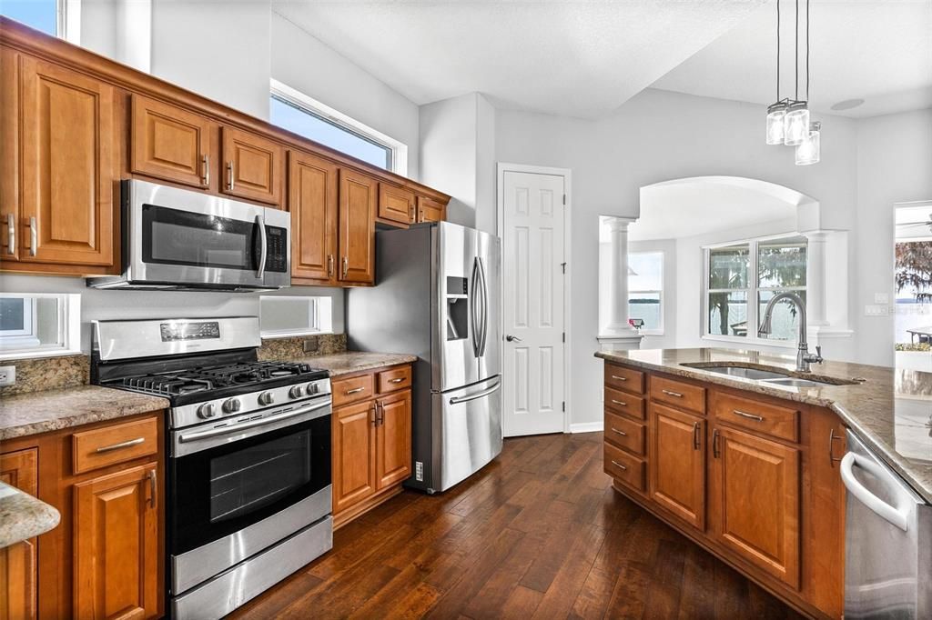 En Venta: $735,000 (3 camas, 2 baños, 2225 Pies cuadrados)