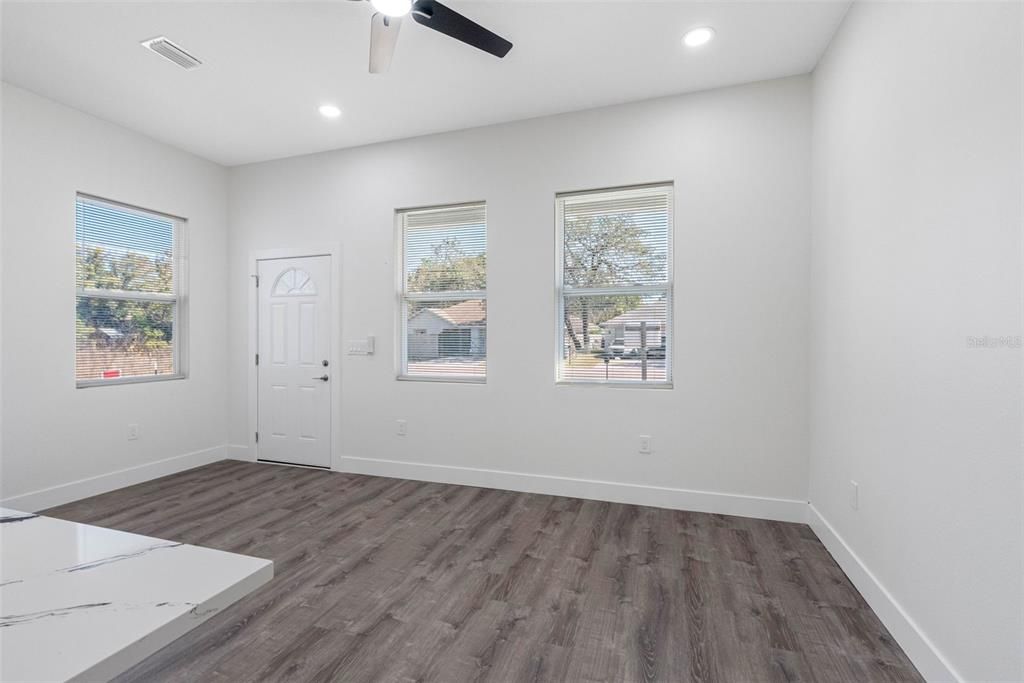 待售: $339,000 (2 贝兹, 2 浴室, 1200 平方英尺)