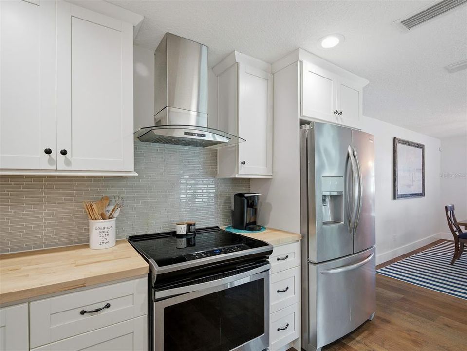 For Sale: $1,100,000 (3 beds, 2 baths, 1885 Square Feet)