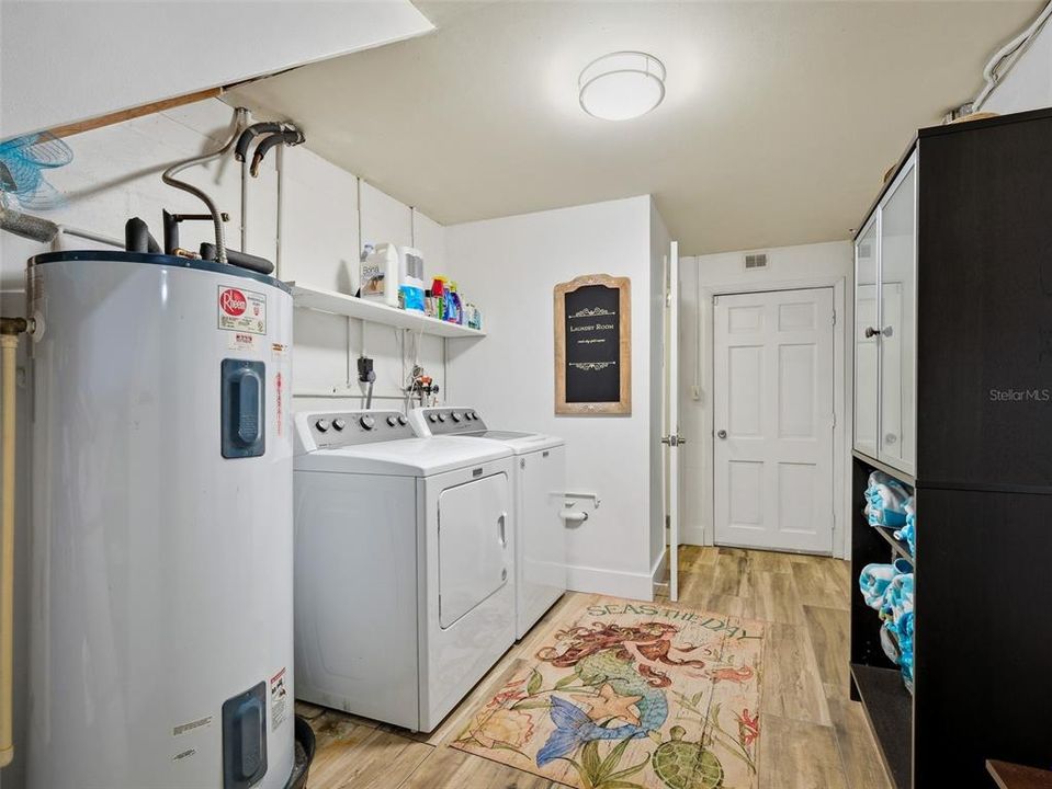 For Sale: $1,100,000 (3 beds, 2 baths, 1885 Square Feet)