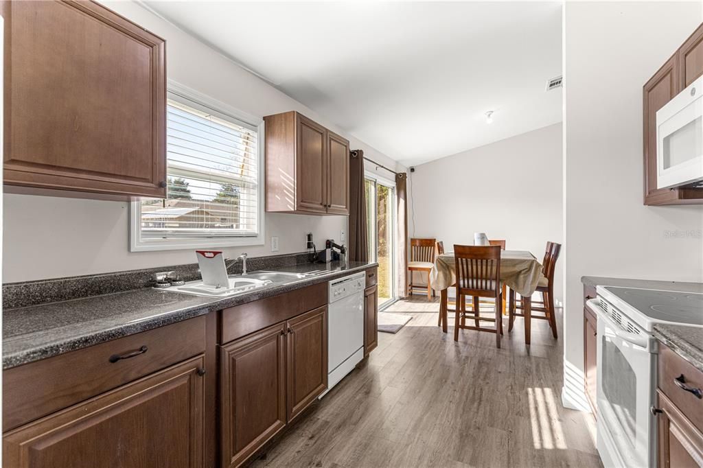 En Venta: $237,000 (3 camas, 2 baños, 1402 Pies cuadrados)