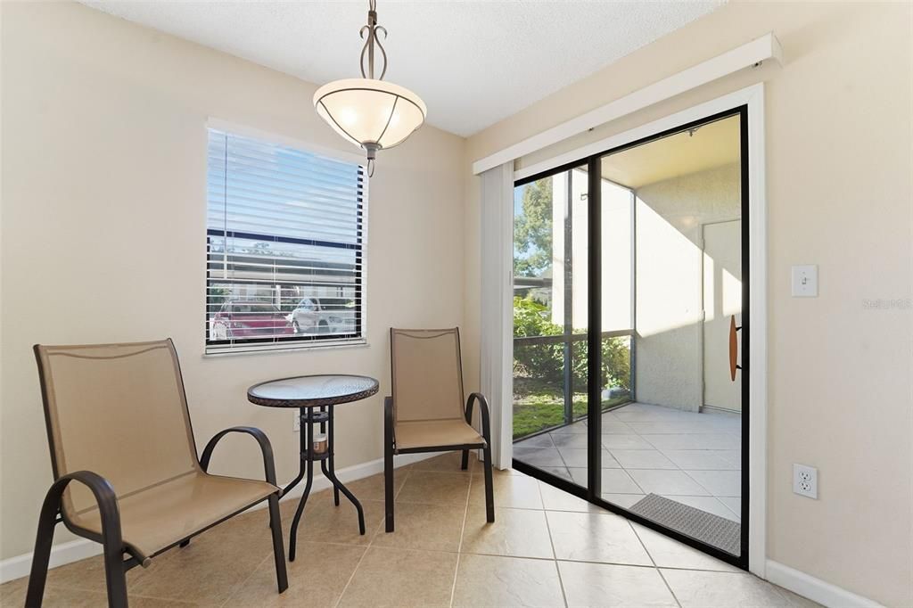 На продажу: $209,900 (2 спален, 2 ванн, 1018 Квадратных фут)