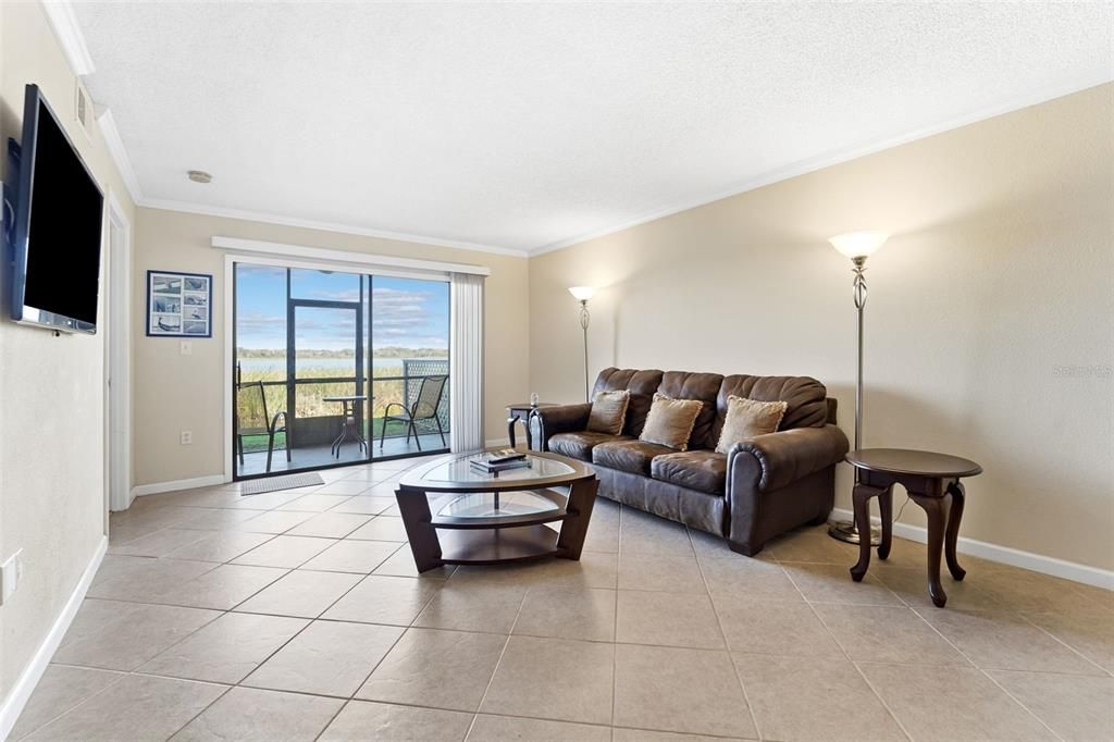 На продажу: $209,900 (2 спален, 2 ванн, 1018 Квадратных фут)