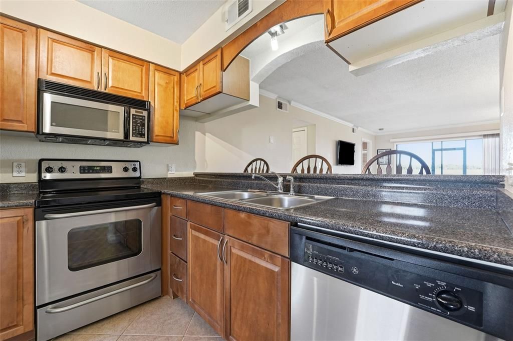 На продажу: $209,900 (2 спален, 2 ванн, 1018 Квадратных фут)