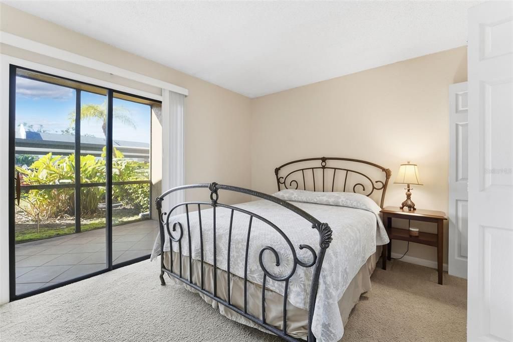 На продажу: $209,900 (2 спален, 2 ванн, 1018 Квадратных фут)