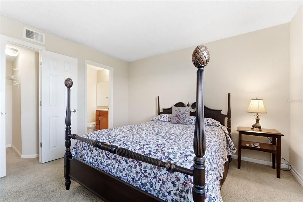 На продажу: $209,900 (2 спален, 2 ванн, 1018 Квадратных фут)