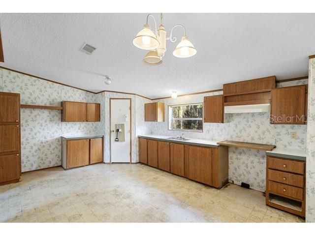 For Sale: $89,950 (3 beds, 2 baths, 1296 Square Feet)