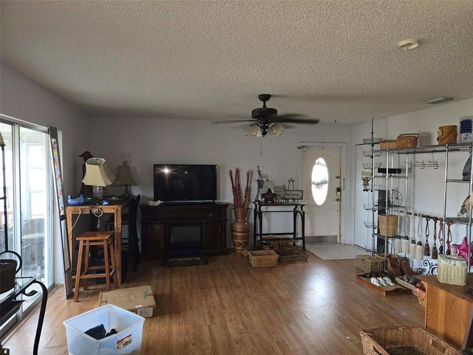 For Sale: $90,000 (2 beds, 2 baths, 1180 Square Feet)