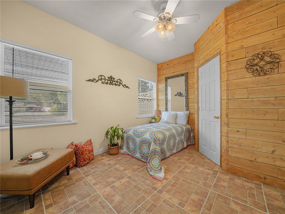 En Venta: $475,000 (4 camas, 2 baños, 2563 Pies cuadrados)