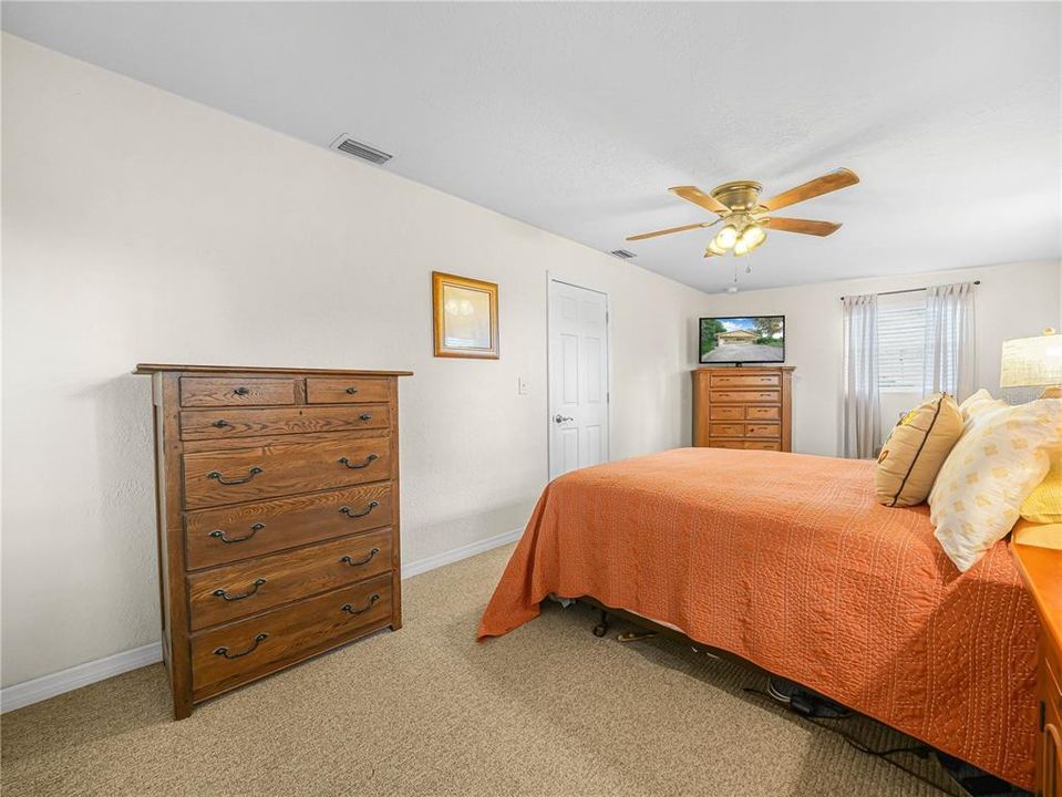 En Venta: $475,000 (4 camas, 2 baños, 2563 Pies cuadrados)