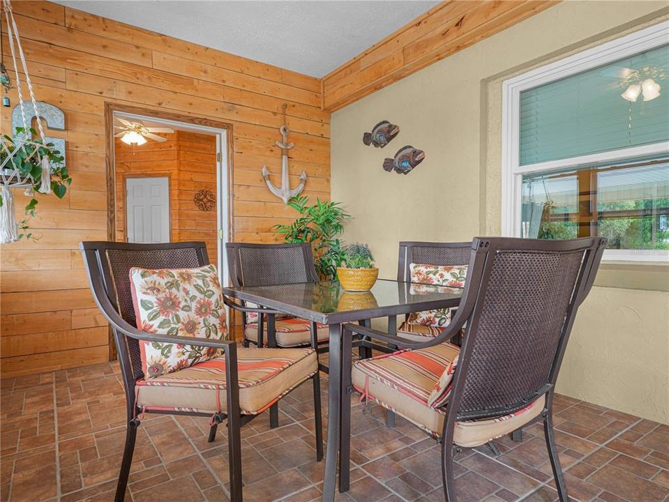 En Venta: $475,000 (4 camas, 2 baños, 2563 Pies cuadrados)