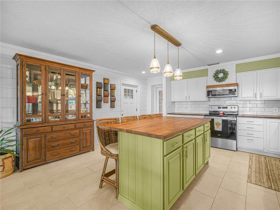 En Venta: $475,000 (4 camas, 2 baños, 2563 Pies cuadrados)