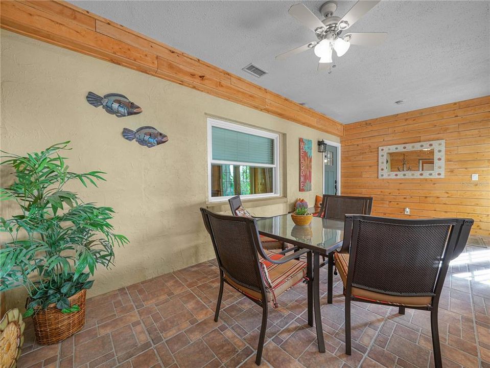 En Venta: $475,000 (4 camas, 2 baños, 2563 Pies cuadrados)